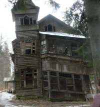 Деревянный дом в аварийном состоянии
